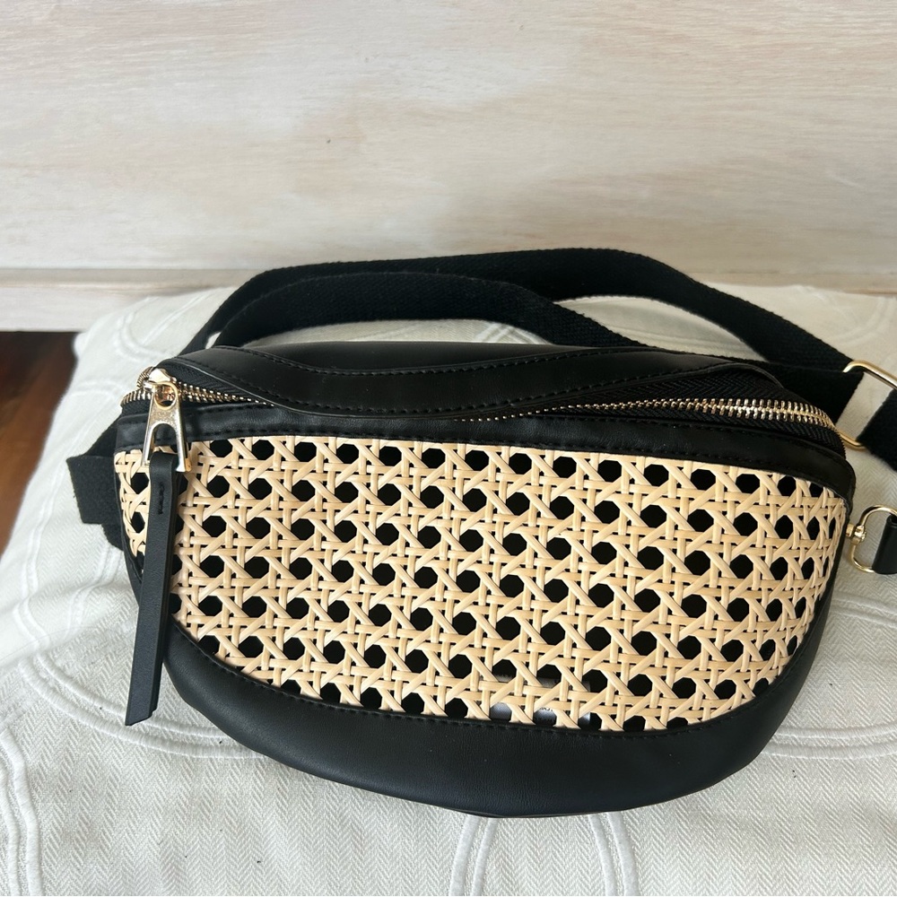 Crossbody pack wicker NWT